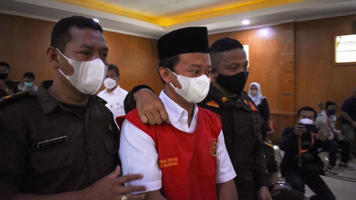 Indonesian teacher raped 13 students